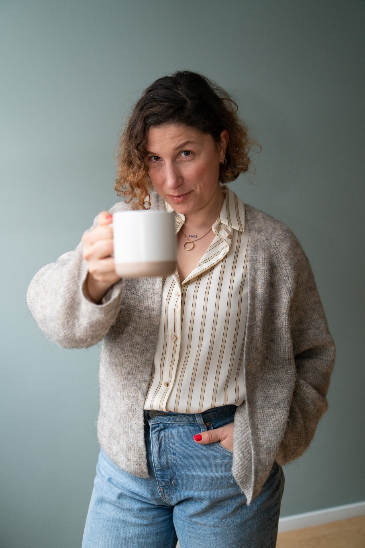 Anabel rekker frem kaffekoppen